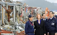 ギラード豪首相（左から2人目）は復興のため日本の市場開放を主張する（4月23日、宮城県南三陸町）