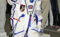 宇宙服姿で、発射台のソユーズに向かう古川さん（7日夜、カザフスタンのバイコヌール宇宙基地）=共同