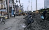 震災による液状化で電柱が傾いた住宅街（3月、浦安市）