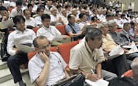 九州電力玄海原発の安全対策などについての県民向け説明会で、熱心に話を聞く参加者（8日、佐賀県多久市）