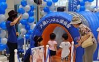 イオン津田沼SCで催した「大腸トンネル探検隊」には2日間で1300人余が訪れた（千葉県習志野市）
