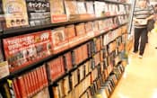 PB商品のCD「ザ・ベスト・バリュー999」が並ぶTSUTAYA新橋店の売り場