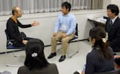 発達障害当事者会「イイトコサガシ」では、2人が会話して良かった点をほかの参加者が褒める（札幌市）