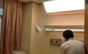 光照射装置を天井などに備えた部屋。入院患者がここで寝起きをする（神戸市西区の兵庫県立リハビリテーション中央病院）
