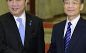 中国の温家宝首相（右）と握手する野田首相（25日、北京の人民大会堂）=共同
