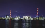 工場群の夜景ツアーには日本中から参加者が集まる