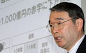 赤字決算を発表する遠藤社長（26日、東京・大手町）