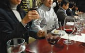 数種類のワインを飲み比べながら学ぶ「ワイン会」で楽しむ参加者（東京都千代田区の「ヴィラ・ドゥーエ」）
