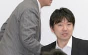 維新の会の全体会合に臨む橋下代表(右)と松井一郎幹事長（13日、大阪市）
