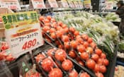 原油価格高騰によって値段が上がっているハウス栽培の野菜（13日、東京都武蔵野市）