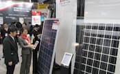 海外太陽電池メーカーの国内シェア拡大でパネル価格が低下している（都内での展示会）