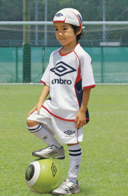 デサント 紫外線防ぐ子供向けサッカー用帽子 日本経済新聞