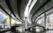 日本橋の真上を横切る首都高速の高架橋（東京都中央区）