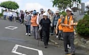 あきる野市の「ふれあいウォーク」で歩く参加者たち（5月21日、西多摩霊園）