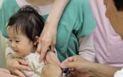 予防接種のスケジュール管理に悩む保護者は多い（東京都足立区の和田小児科医院）