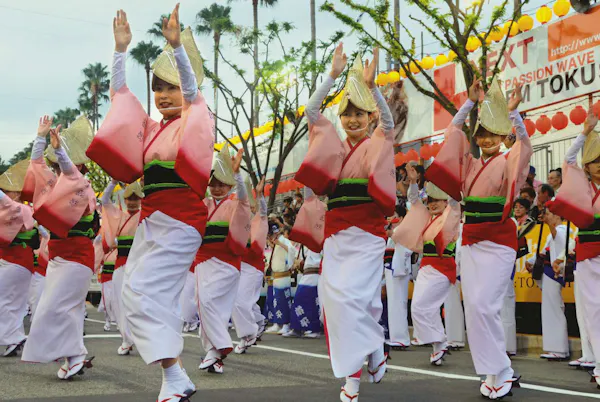 阿波おどりが1番に 観光客も参加できる夏祭り Nikkei Style 阿波おどりが1番に 観光客も参加できる夏祭り Nikkei Style