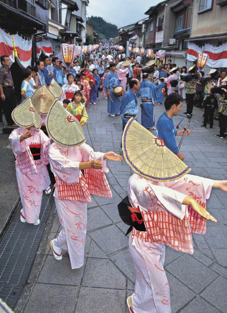 阿波おどりが1番に 観光客も参加できる夏祭り Nikkei Style 阿波おどりが1番に 観光客も参加できる夏祭り Nikkei Style