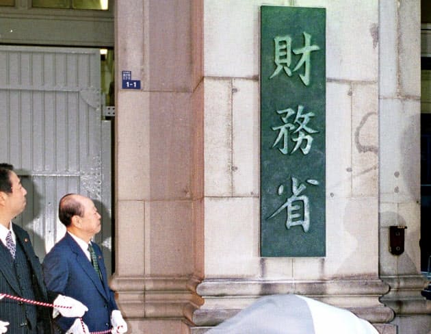 消費税率10 時代 財務省の力の源って何 Nikkei Style 消費税率10 時代 財務省の力の源って何 Nikkei Style