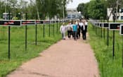 原発事故で消滅した村のプレートが並ぶ「希望の小道」（ウクライナ・チェルノブイリ市）