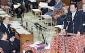 自民党の石破茂前政調会長（左手前）の質問に答える野田首相（23日）