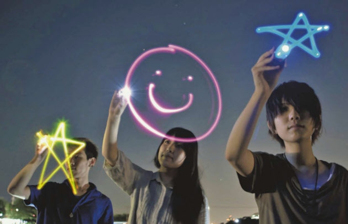 光の軌跡で絵が描ける玩具 タカラトミー 日本経済新聞