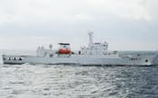 尖閣諸島沖を航行する、中国の海洋監視船（2日、第11管区海上保安本部提供）