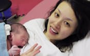 生まれた直後の赤ちゃんを抱くカンガルーケア（東京都葛飾区の葛飾赤十字産院）