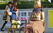 ソウルの日本大使館前に設置された従軍慰安婦を象徴する少女像。野田佳彦首相は李明博大統領に撤去を求めた（15日）