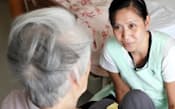日本語で会話するフィリピン出身の介護士（東京都墨田区の特別養護老人ホーム「たちばなホーム」）
