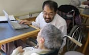 特別養護老人ホームで認知症の高齢者を問診する上野医師（16日、千葉県旭市）