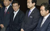初の政策協議を終えた維新の松井幹事長（左から2人目）、みんなの江田幹事長（同3人目）ら（26日、大阪市）
