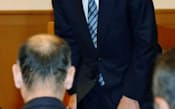 後援会の会合で支持者に頭を下げる鳩山元首相（21日、北海道苫小牧市）