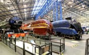 英国国立鉄道博物館は世界最速の蒸気機関車「マラード号」(右)など約100両の機関車を所蔵している（撮影・鶴田孝介氏）