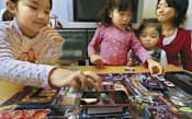 スマートフォンを使ったボードゲームを楽しむ家族（東京都渋谷区）