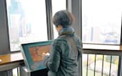 古地図を映し出す東京タワー大展望台のモニター