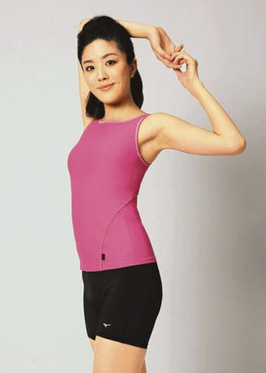 背中や脇をすっきり見せる水着 ミズノ 日本経済新聞