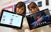NTTドコモが発表した新型タブレット端末「dtab」(左)と「Xperia Tablet Z」（22日、東京都港区）