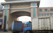 中朝貿易の町、中国遼寧省丹東市の税関に列をなす中国側車両（昨年2月）=共同