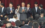 ずらりと並んだ日本維新の会の衆院選立候補者（昨年11月、大阪市住之江区）