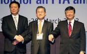 首席交渉官に就く鶴岡外務審議官(右)は日中韓FTA交渉に臨んだ（3月26日、ソウル）=共同