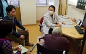 認知症の専門医の診療を受ける80代の高齢者（4月、熊本県荒尾市）