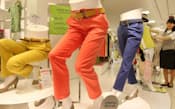 明るい色のパンツが並ぶ婦人服売り場（東京都豊島区の西武池袋本店）