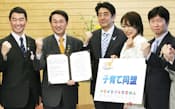 「子育て同盟」の平井・鳥取県知事（左から2人目）らは安倍首相を表敬訪問した（4月9日、首相官邸）