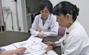 遺伝子検査にカウンセリングは欠かせない（28日、患者に説明する東京女子医大の斎藤所長(右)）