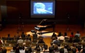 エルトン・ジョンさんの演奏を無人の自動演奏ピアノがリアルタイムで再現した（1月、浜松市）