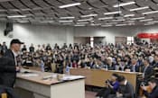 明大の北京大での出張講座は立ち見も出る人気（「機動戦士ガンダム」などに携わった富野由悠季監督が登壇した2010年の講座）