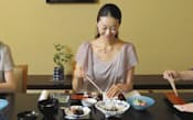 和食を楽しみながら懐紙の使い方などマナーを学べる日本料理店「佳香」（東京都新宿区のハイアットリージェンシー東京）=写真　岡村享則