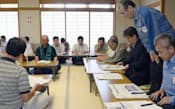 相馬双葉漁協の関係者を前に謝罪する東京電力の新妻常正常務（右から2人目）=22日、福島県相馬市