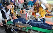 災害医療コーディネーターが参加した訓練では、医療チームが負傷者の搬送などを試みた（8月31日、和歌山県の南紀白浜空港）