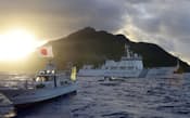 尖閣諸島周辺の海域では日中艦船のにらみあいが日常となった（今年7月）